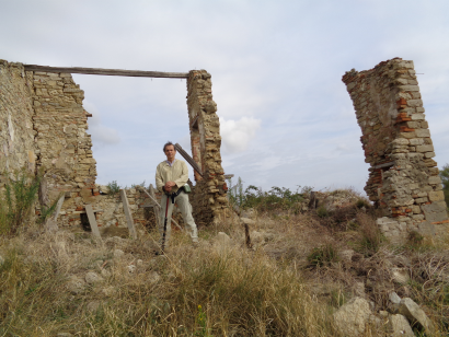 Diego in un rudere